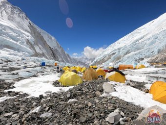 Már tizenkét hegymászó életét követelte az Everest a tavaszi mászószezonban, öt személyt keresnek