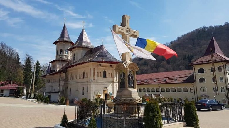 Covidos lett, kórházban ápolják az oltástól pikkelyeket vizionáló ortodox szerzetest
