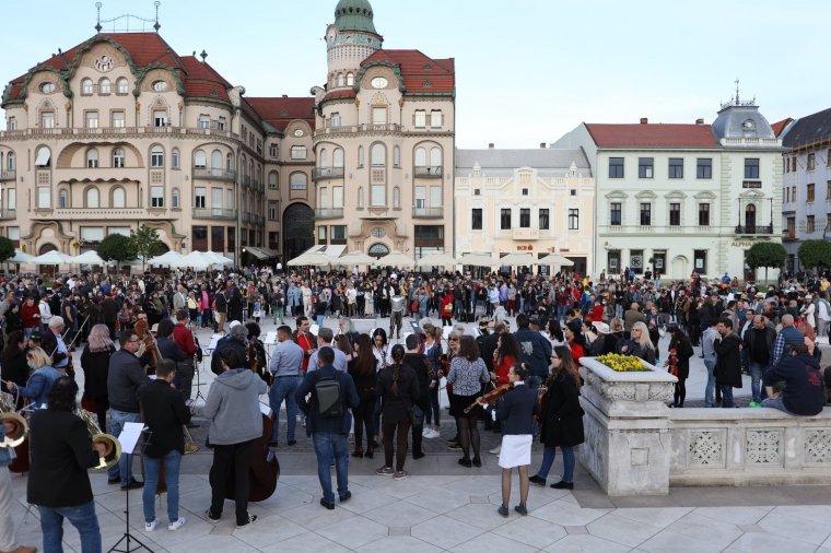 Százak tiltakoztak Váradon a magyar–román kultúrösszevonások ellen, több tucatnyi intézmény szolidarizált