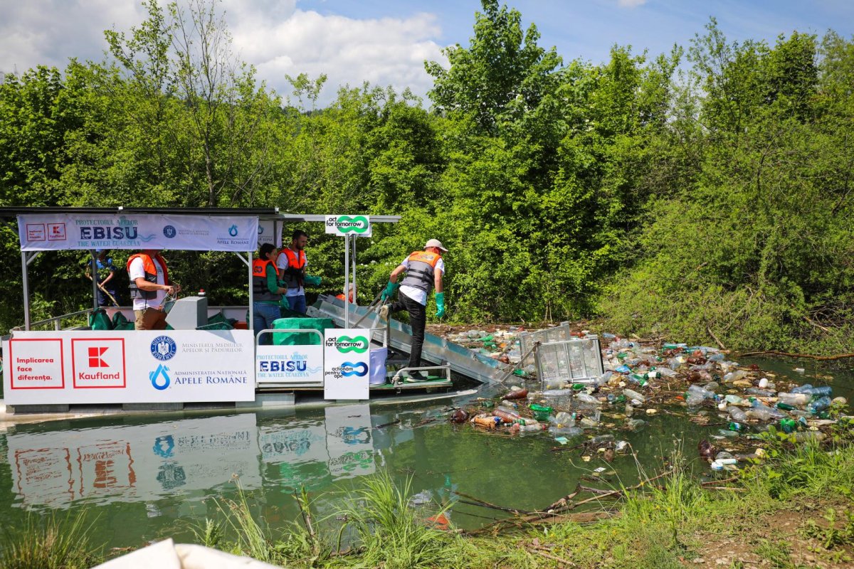 Teljesen környezetkímélő hulladékbegyűjtő hajót bocsátottak vízre Brassó megyében (VIDEÓ)