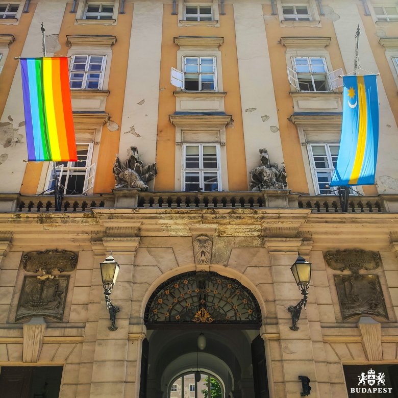 Kitűzték a szivárványos zászlót a budapesti Városházára