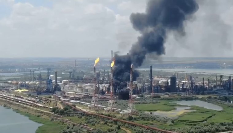 Tűz ütött ki az egyik romániai olajfinomítóban