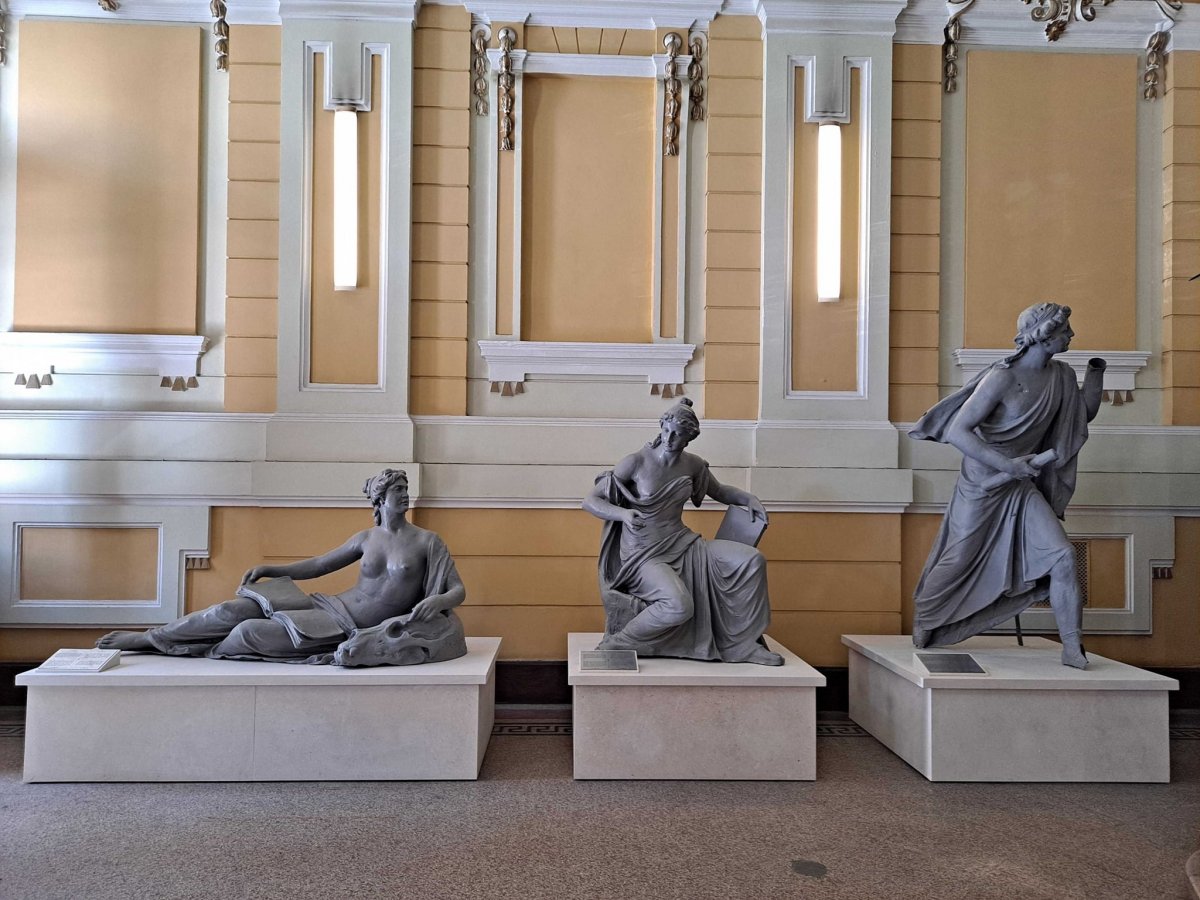 Az egyetemi karokat jelképező allegorikus szobrokat állítottak ki a kolozsvári BBTE főépületének előcsarnokában