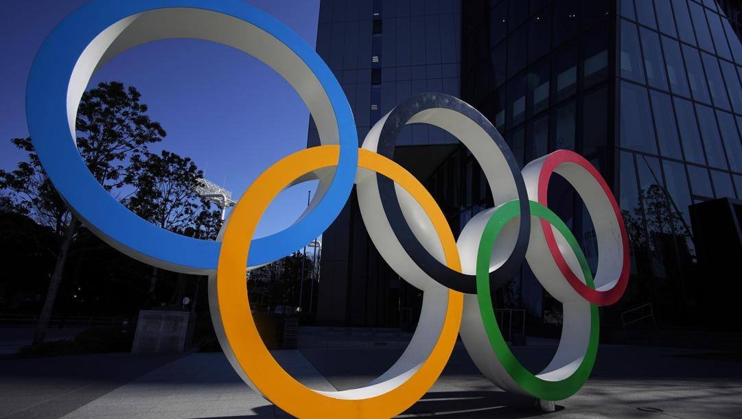 „Térdet hajtott” a Nemzetközi Olimpiai Bizottság: demonstrálhatnak a sportolók az ötkarikás játékokon is