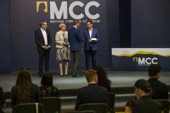 Visszaállítani a közéleti pályát választók hivatástudatát: átadták az Erdélyi Politikai Iskola okleveleit