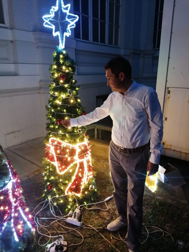 Az aradi polgármester húszméteres műfenyővel készül a karácsonyra a kánikulariasztás kellős közepén