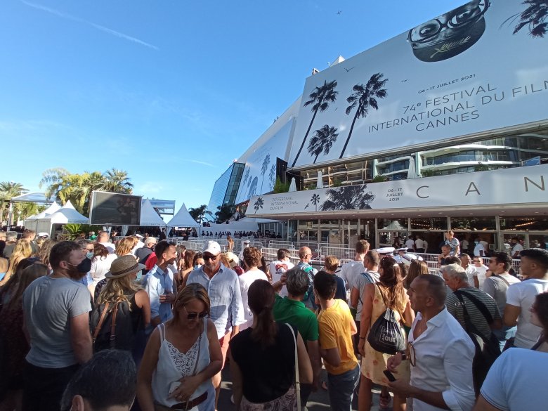 Cannes-i fesztiválozás közben elhinni, hogy nincs is világjárvány – Helyszíni beszámoló a filmvilág fellegvárából