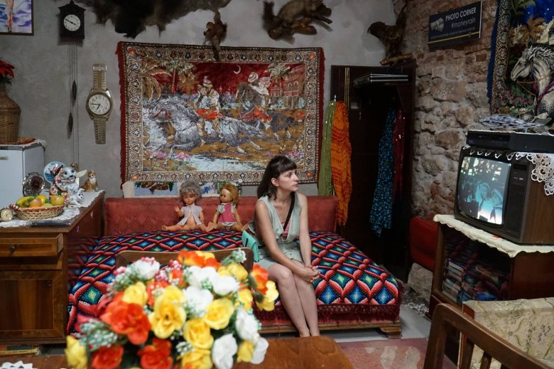 A kommunista Romániát idéző giccskiállítás nyílt a kolozsvári TIFF-ház pincéjében