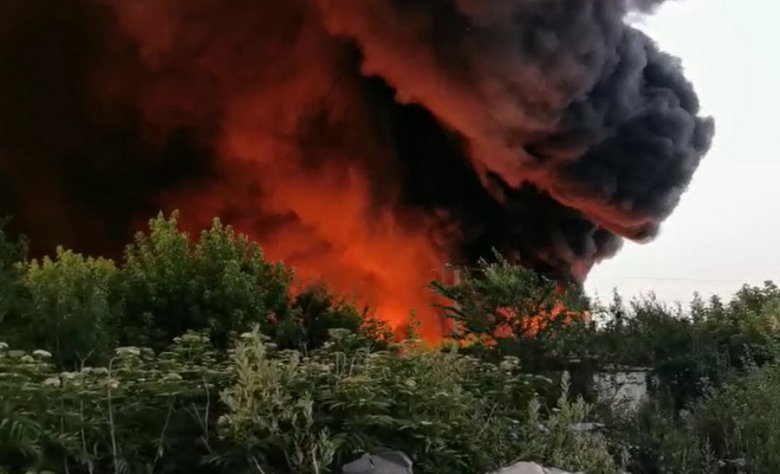 Erős tűz ütött ki Nagyszalontán egy újrahasznosítható műanyagokat tároló raktárban
