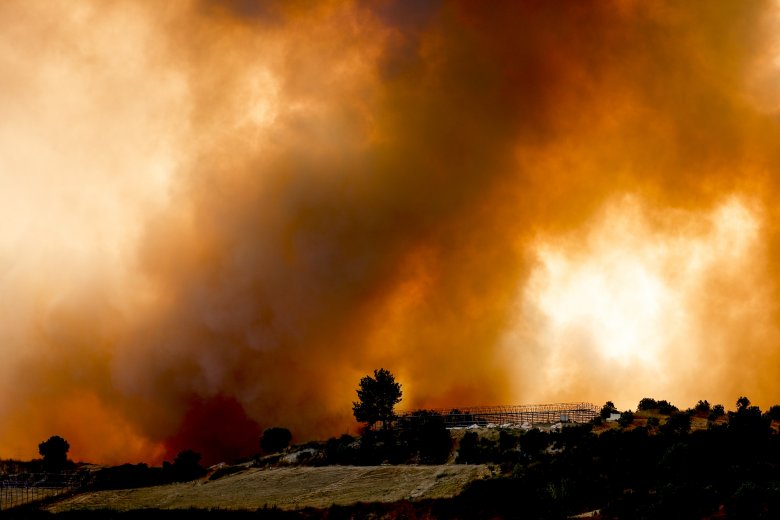 Romániai tűzoltók is segítenek a franciaországi erdőtüzek oltásában
