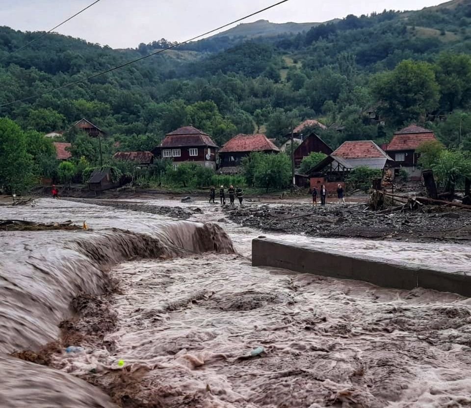 Több mint 70 házat öntött el a víz, emberek százait kellett kitelepíteni az áradások miatt Fehér megyében