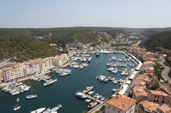Zavargások miatt elhalasztotta a Korzika esetleges autonómiáját előkészítő tárgyalást a francia kormány