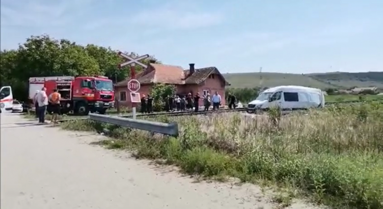 Vonattal ütközött egy kisbusz Kolozs megyében, kilencen megsérültek