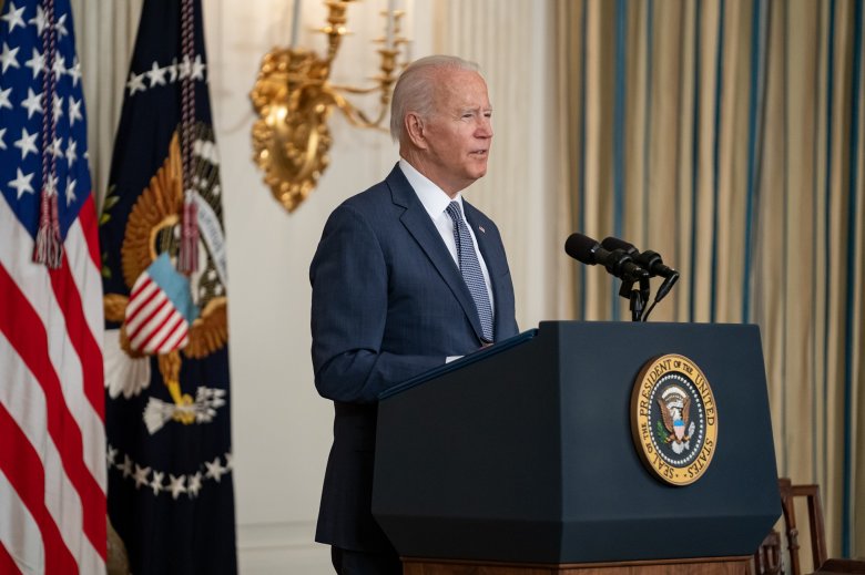 Joe Biden amerikai elnök bocsánatot kért a Fox News tudósítójától, miután trágár módon lehülyézte