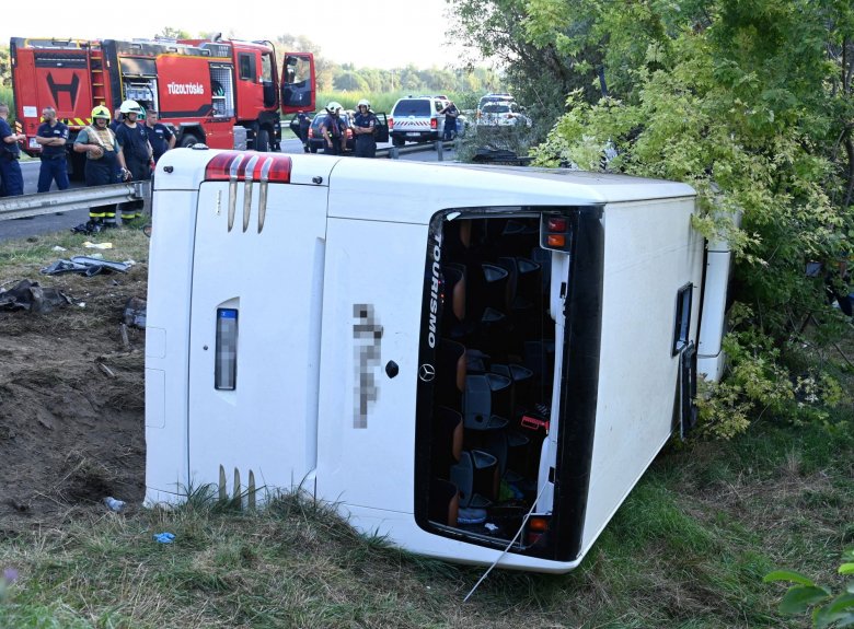 Nyolcan meghaltak a Magyarországon árokba borult buszban