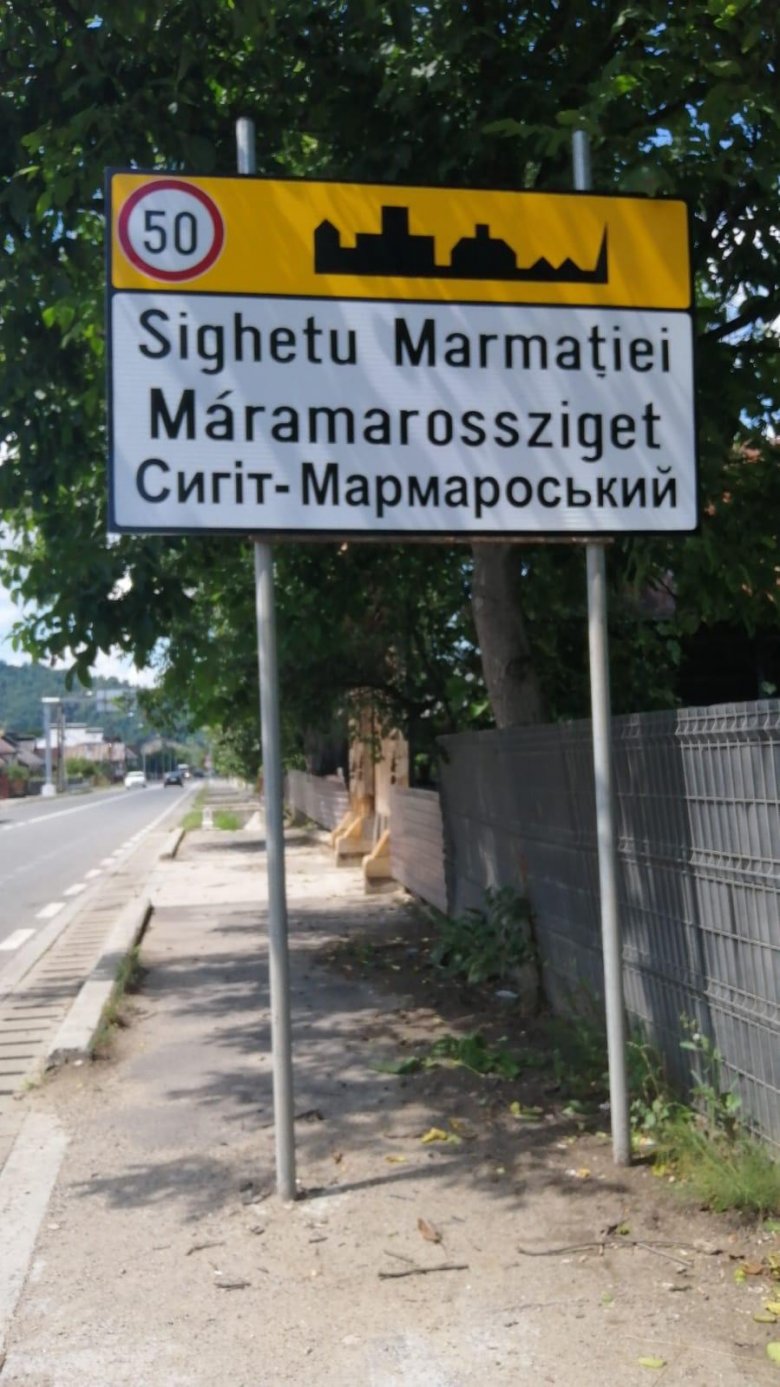 Háromnyelvű helységnévtáblával büszkélkedik Máramarossziget