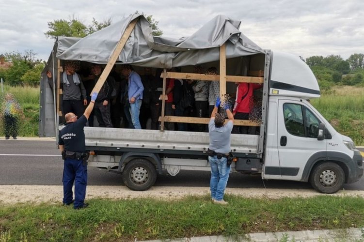 Elfogtak két román embercsempészt és 29 szírt Magyarországon, öt afgánra bukkantak Nagylaknál