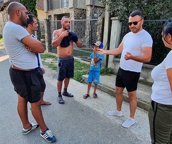 Kiadós verés, házba csapódó figyelmeztető lövés – Tüntetnének a „rendőri túlkapásokat” megelégelő szatmári romák