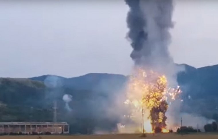 Felrobbant és leégett egy tűzijáték-lerakat Brassó megyében, egy személy életét vesztette