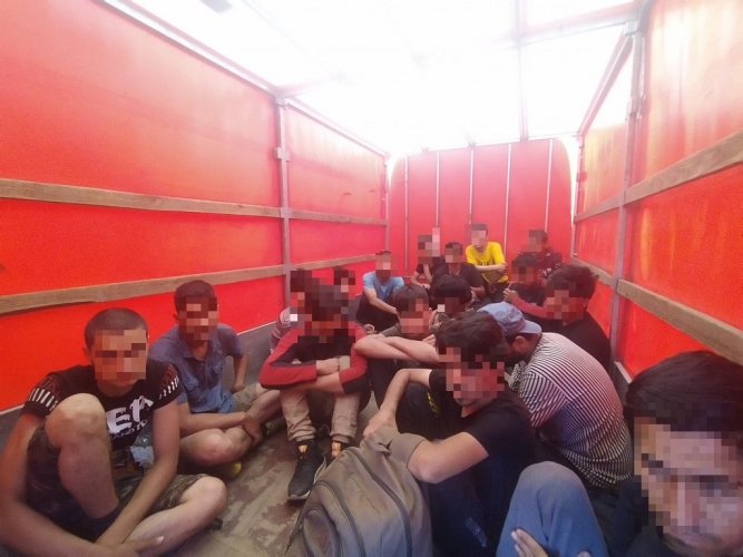 Egy nap alatt két román kisteherautót is lekapcsoltak Magyarországon, amelyekben migránsokat próbáltak Nyugatra csempészni