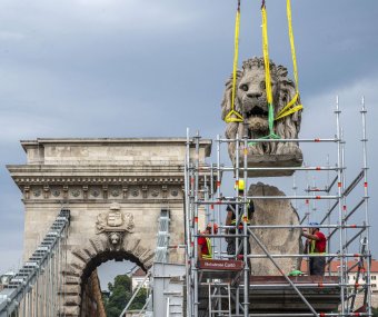 Leemelték az első oroszlánszobrot a Lánchídról, folytatódik a felújítás