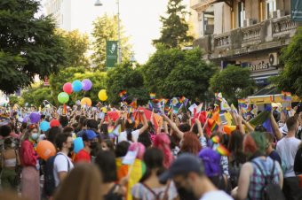Melegfelvonulást és ellentüntetést is tartottak Bukarestben