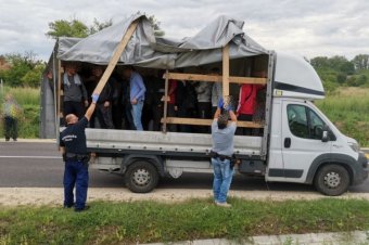 Egy nap alatt két román kisteherautót is lekapcsoltak Magyarországon, amelyekben migránsokat próbáltak Nyugatra csempészni