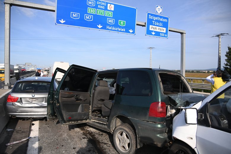 Három autó ütközött az M0-son, kettőt román állampolgár vezetett, akik határsértőket szállítottak