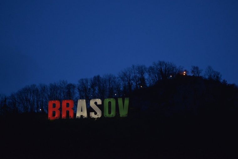 Szép gesztus: piros-fehér-zöld színekre vált a brassói városháza az államalapítás tiszteletére