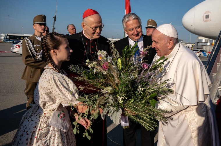 Tudja, hogy sokan várják: Ferenc pápa megérkezett Budapestre
