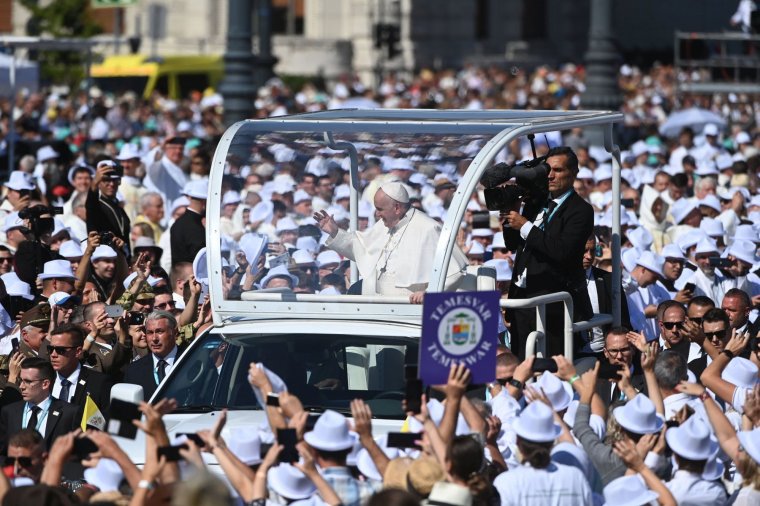 Ferenc pápa Szent István és Szent Erzsébet bátorságát és hitét emelte ki budapesti miséjén