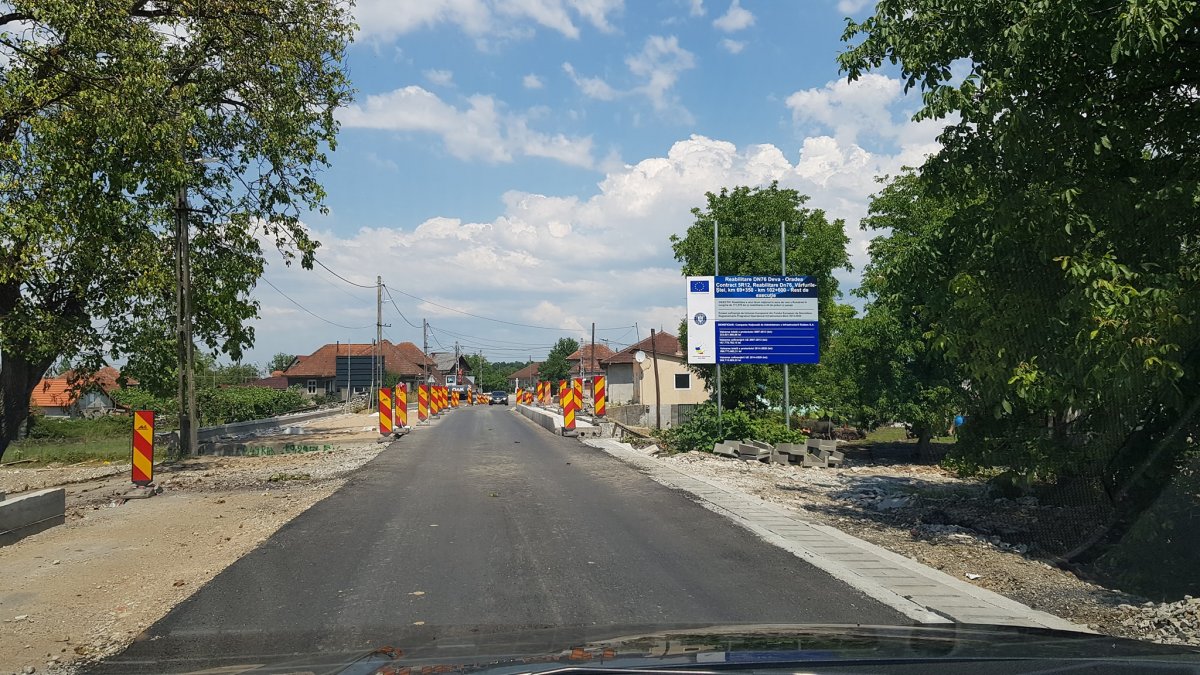 Célegyenesben a Déva–Nagyvárad-országút korszerűsítése: gőzerővel folyik a munka az Erdélyi-Érchegységet átszelő szakaszon