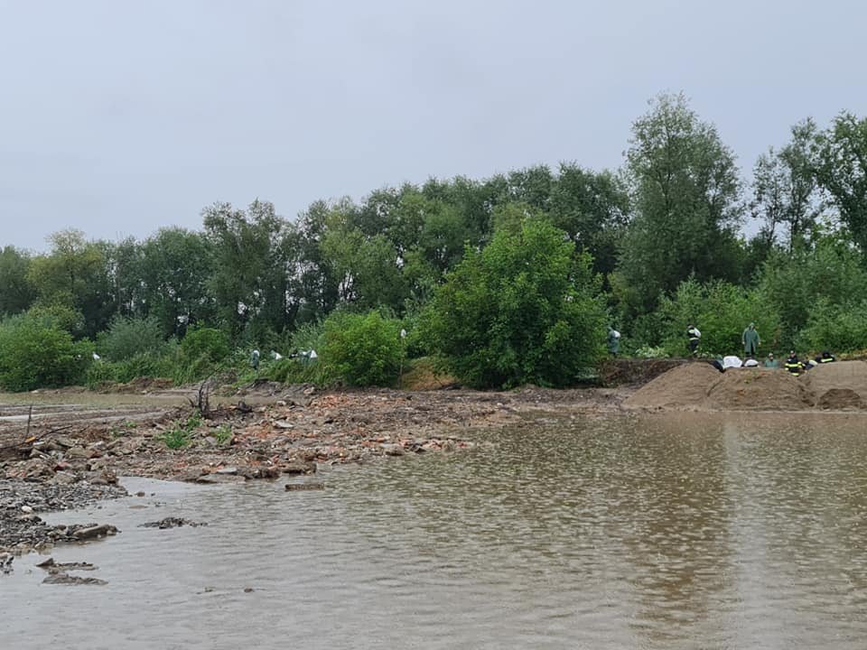 Beszakadt az árvízvédelmi töltés, csaknem 150 lakóházat elárasztott a víz Brassóban