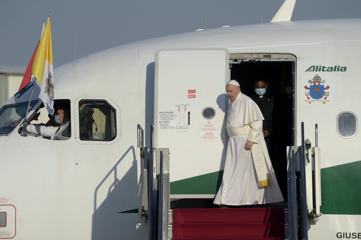 Tudja, hogy sokan várják: Ferenc pápa megérkezett Budapestre
