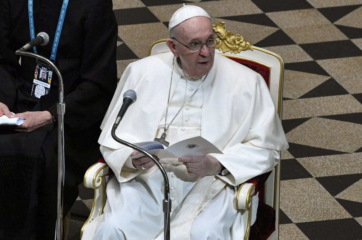 Ferenc pápa elképzelhetőnek tartja a cölibátus eltörlését, de kétli, hogy ettől többen választanák a papi hivatást