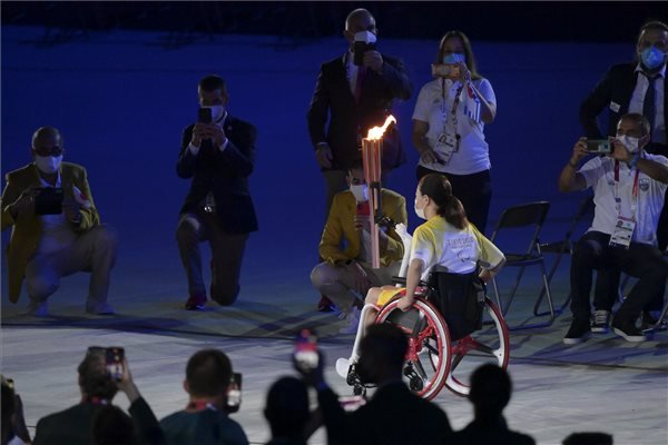 Tokióban újra fellobbant a láng: megkezdődött a 16. paralimpia