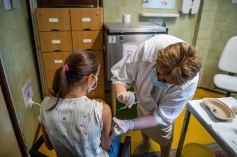 A 12 évesnél idősebb gyerekek 40 százaléka kapta meg a koronavírus elleni oltást Romániában