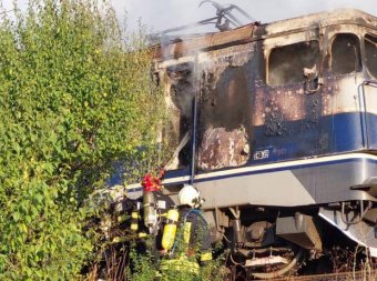 Kigyulladt egy vonat mozdonya Arad megyében, az utasok nem sérültek meg