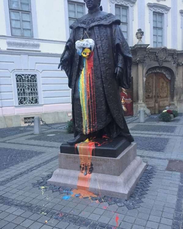 Román nemzeti színekkel mázolták le a nagyszebeni Brukenthal-szobrot