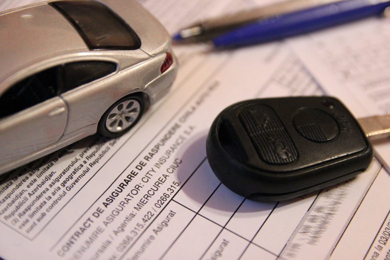 Év végéig meghosszabbítja a kormány a kötelező autóbiztosítások árának befagyasztását