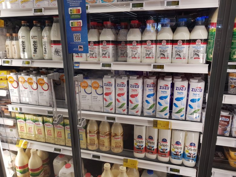 Valóban tej vagy csak olyan, mintha? Elkülönítik a „nem eredeti” termékeket a romániai boltok polcain