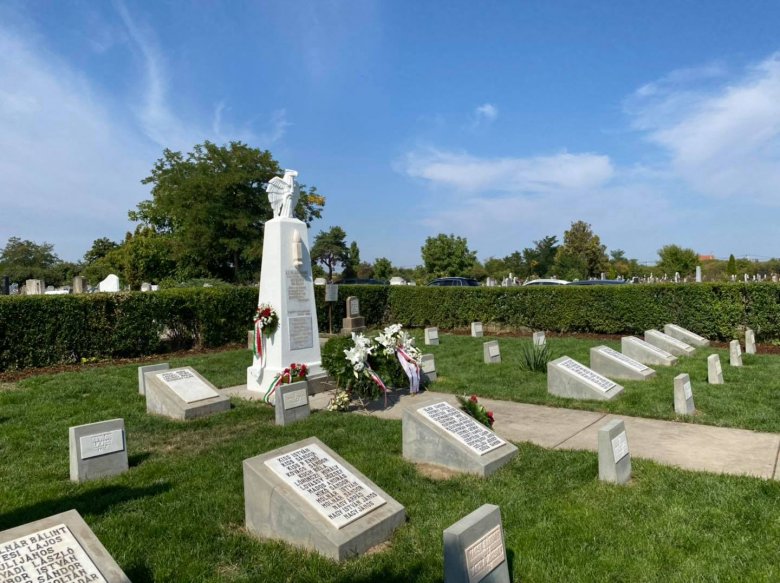 A béke fontossága és törékenysége – Átadták a nagyszalontai temető felújított hősi parcelláját
