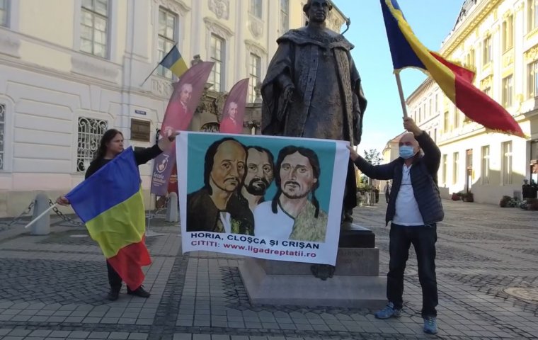 „Brukenthal, a romángyilkos”: a volt kormányzó szobrának eltávolítását követelték tüntetők Nagyszebenben