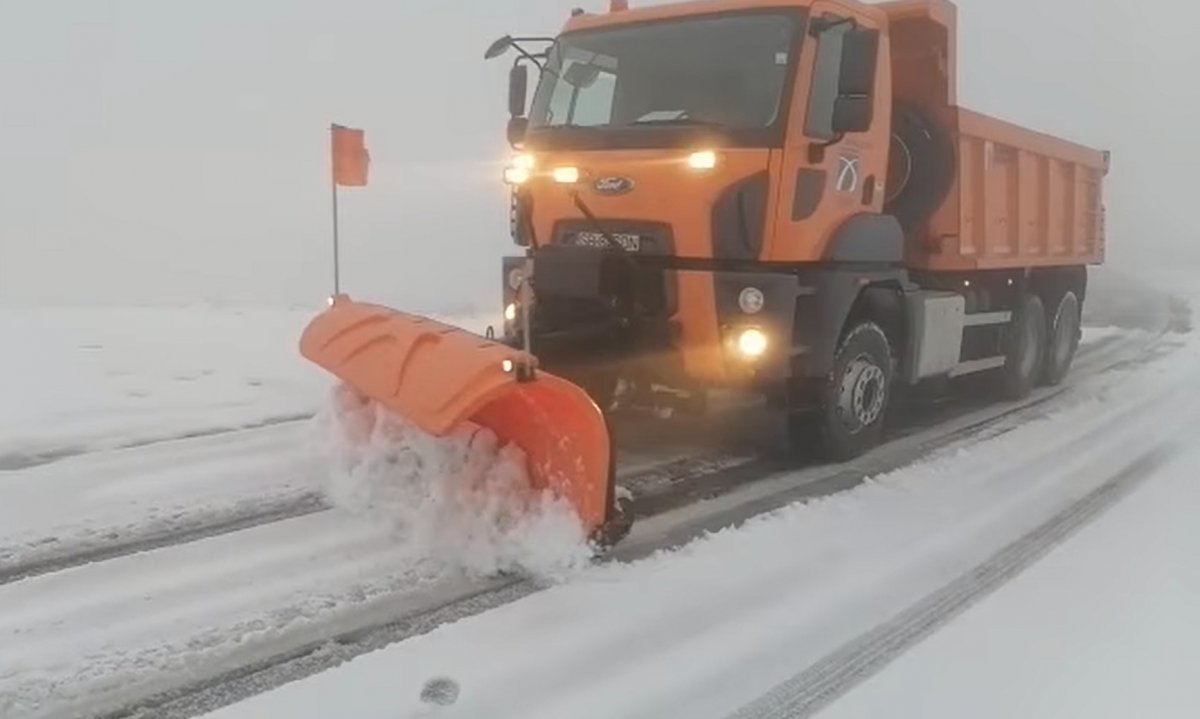 Máris hókotrókra volt szükség a Transzfogarasi úton, a hóréteg vastagsága eléri a 10 centimétert (VIDEÓ)