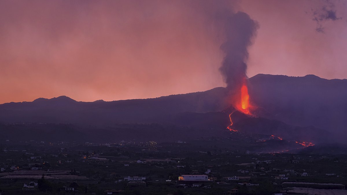 Közel félezer ember kitelepítését rendelték el a vulkánkitörés miatt La Palma szigetén