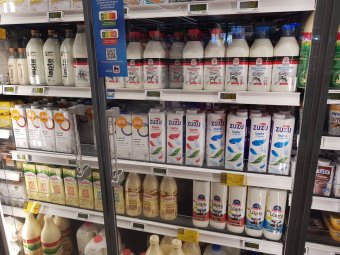 Valóban tej vagy csak olyan, mintha? Elkülönítik a „nem eredeti” termékeket a romániai boltok polcain