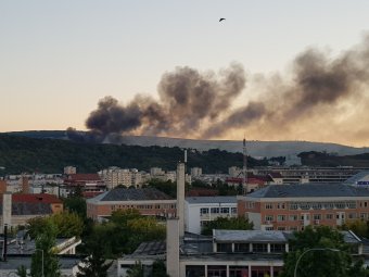 FRISSÍTVE – Heves tűz ütött ki Kolozsváron a Törökvágás közelében, vészjelzést kapott a lakosság