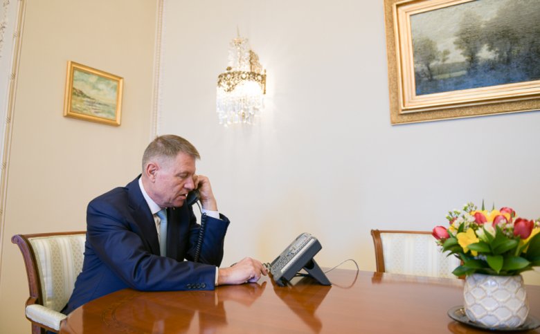 Klaus Iohannis megköszönte Orbán Viktornak a koronavírusos betegek ellátásában nyújtott magyar segítséget