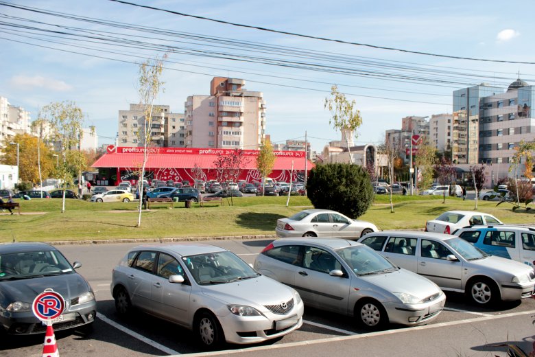 Harc a parkolóhelyekért Kolozsváron: már hajnalban beálltak a sorba az igénylők