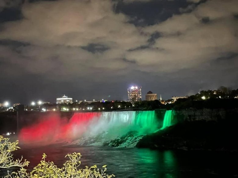 Tisztelet az ötvenhatosoknak: magyar színekben pompázott a Niagara-vízesés